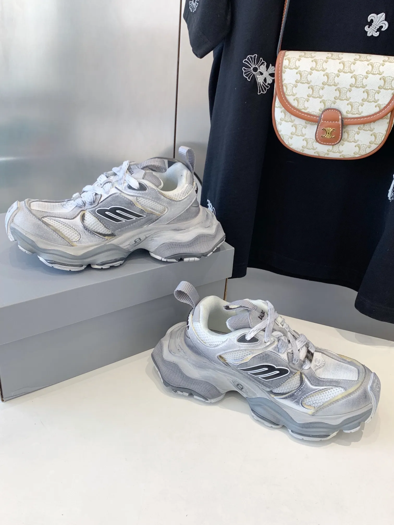 👟👟Ex-factory price 820👟👟 Paris 5XL correct version Balenciaga CARGO 23ss catwalk style 🔺 ℹ️The distressing process is done by hand. The degree of distress, scratch size and range of each shoe has a certain difference, which is normal. The upper is filled with high-density imported sponge, and the tongue is embroidered with Balenciaga words, as well as small engraving details. This plaque is developed by a separate mold, and there is 3M reflective material on the side. The three-dimensional logo and size mark on the heel, accessories dust bag and included shoelaces are upgraded and thickened shoe boxes. They are all made of original files and original lasts. CNC developed 1:1 proportion weight. Original EVA environmentally friendly deodorizing ring type insole. Newly developed 7-layer private mold. Combined anti-slip outsole. Information ℹ️ A large version design that has become more popular in recent years. This cargo is fatter than 3xl. It has a very good wrapping feel and is also very retro and fashionable. The sole is definitely very wear-resistant. Size: 35 -46